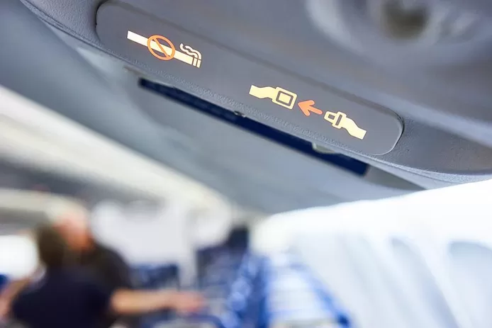 Un avion effectue un atterrissage d'urgence à cause d’un passager qui refuse d’arrêter de fumer